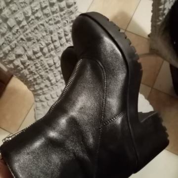 Stradivarius br 37 kožne kvalitetne udobne i lijepe čizmice