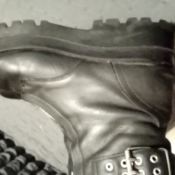 Stradivarius br 40 kožne kvalitetne udobne i lijepe čizmice