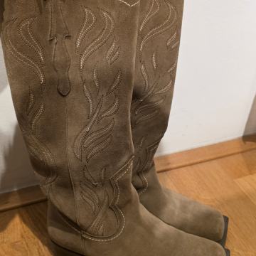 Nove Stradivarius kožne čizme