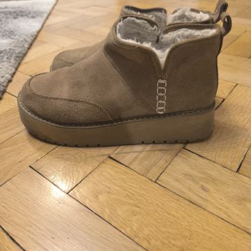 Stradivarius ženske/dječje čizme br. 37