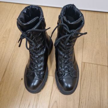 Tamaris kožne čizme vel. 38