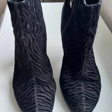 Tamaris Trend gležnjače br. 38 crni velur tigrasta optika