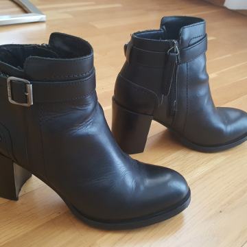 Tommy Hilfiger kozne cizme br 38