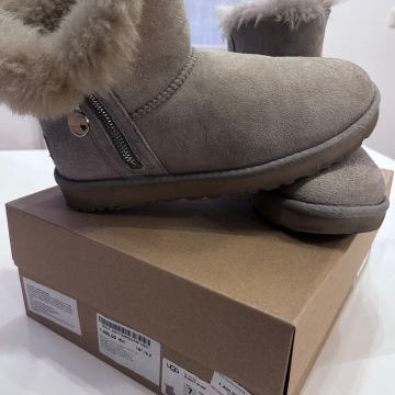 UGG sa cifom ženske čizme vel 38