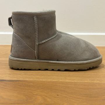 UGG ŽENSKE ČIZME BR 36