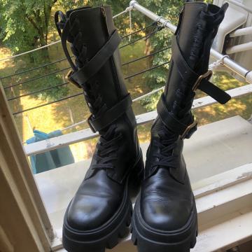 UTERQUE, kožne čizme. 39.25 gazište.