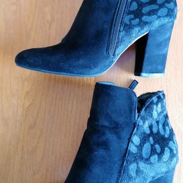 NOVE Velur ČIZME gležnjače, sa ukrasnim uzorkom otraga !!!