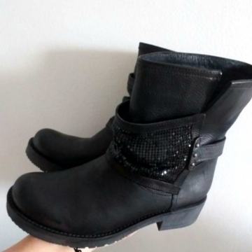 VIVIAN! GLEŽNJAČE! KOŽNE SKROZ! ODLIČNA PRILIKA! UGODNE TOPLE!