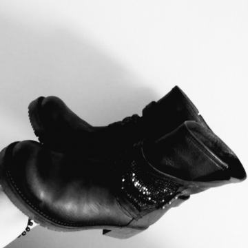 VIVIAN! %%% MA DRAGI LJUDI!!!NOVE KOŽNEKOŽNEE GLEZNJAČE! UDOBNE!