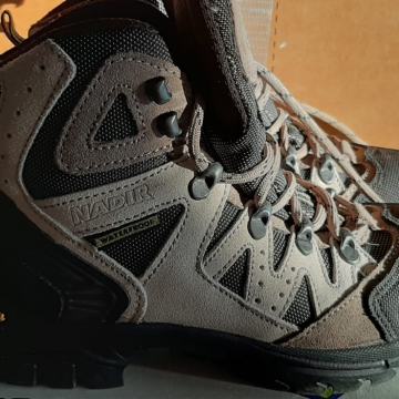 NOVE vodootporne čizme, br. 38,5