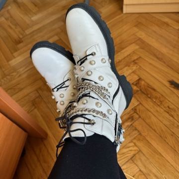 ZARA BIJELE GLEŽNJAČE 40