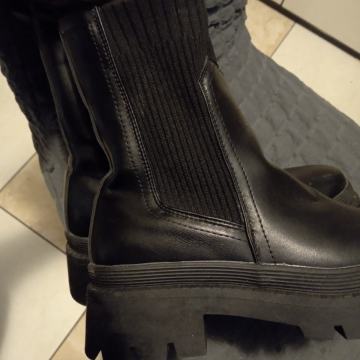 Zara br 39 kožne kvalitene ČIZMICE kao nove