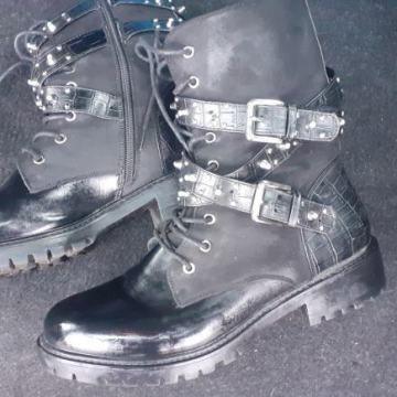 Zara br 40 kožne kvalitetne čizmice s regulacijom širine