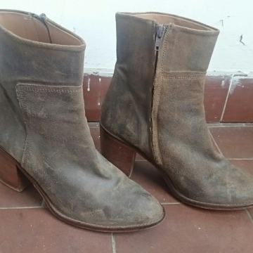 ZARA - ŽENSKE LAGANE KOŽNE ČIZME / ČIZMICE 40