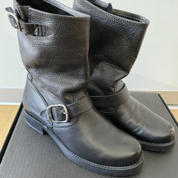 Ženske kožne čizme FRYE - NOVO