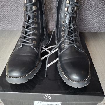 ŽENSKE ČIZME BR.37