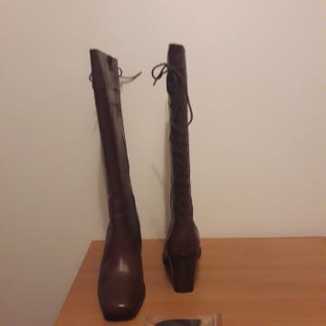 NOVE ŽENSKE ČIZME br.38