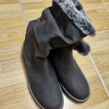 Zenske čizme br 38 novo