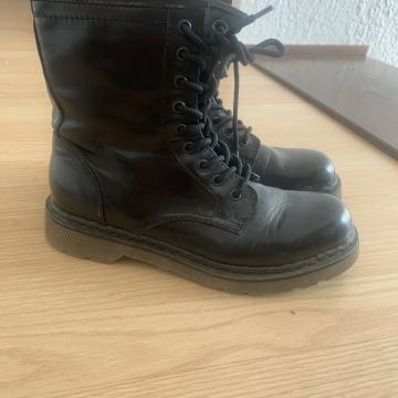 Ženske čizme br 40