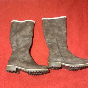 NOVE ZENSKE CIZME BR38