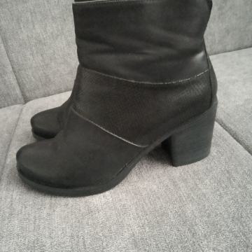 Ženske čizme crne broj 40