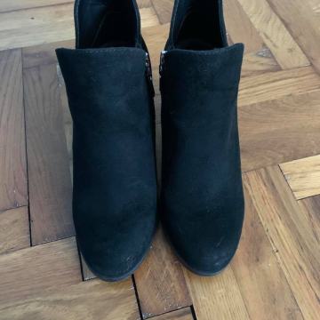 Ženske čizme/gležnjače U NOVOM STANJU i NEKORIŠTENE (veličina 37 EU)