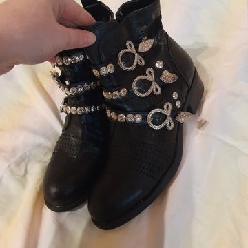 Nove ženske čizme - gležnjače