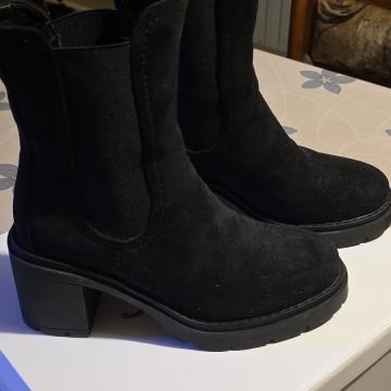 Ženske čizme/ gležnjače vel 38