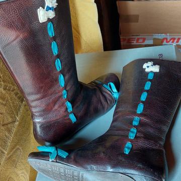 Ženske čizme s mašnicom i medekom