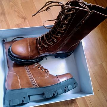 Ženske čizme, nove, nenošene, br. 39