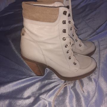 Nove ženske čizme Peko