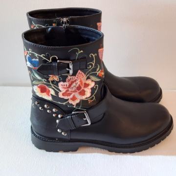 Ženske čizme vel. 40