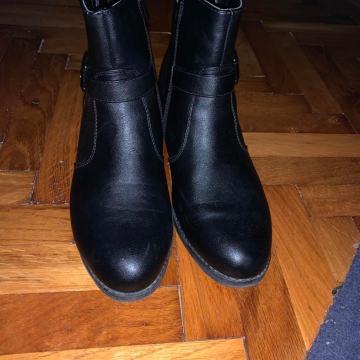 Ženske čizme (Veličine 39 EU) - U NOVOM STANJU