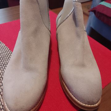 Zenske čizmice. Broj 39 .