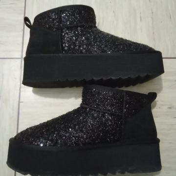 Zenske čizmice broj 42