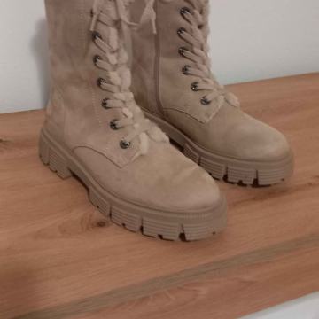 ženske nove čizmice