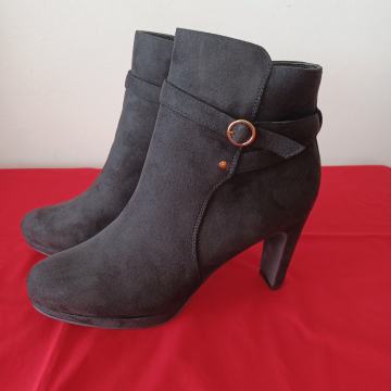 Ženske crne gležnjače, broj 45