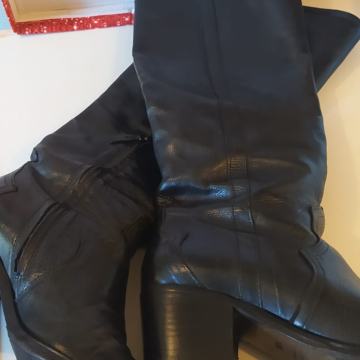 Ženske crne kožne čizme br 38 1/2