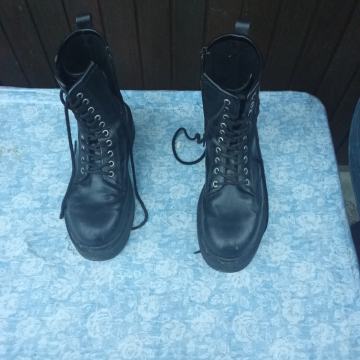 ženske gležnjače br 38 crne boje marke pull &bear