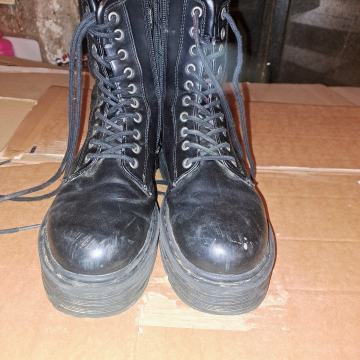 ženske visoke cipele br 38 crne boje marke pull &bear