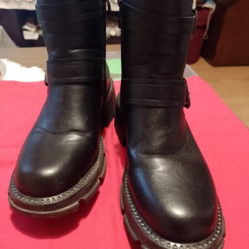 Zenske gleznjace. Broj 36.