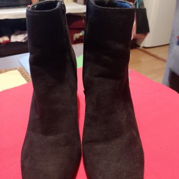 Zenske gleznjače. Broj 38