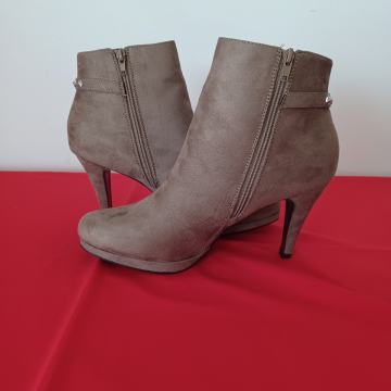 Ženske gležnjače, broj 44