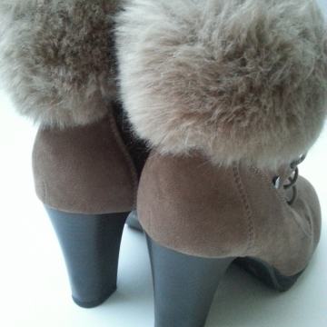 Ženske gležnjače na petu sa krznom novo 41