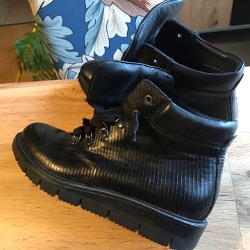 Ženske gleznjace , prava koža