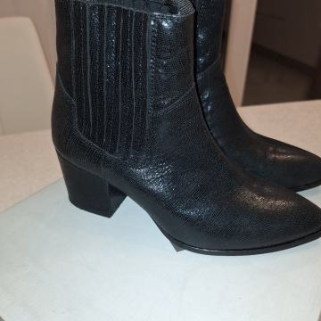 Nove ženske gležnjace.