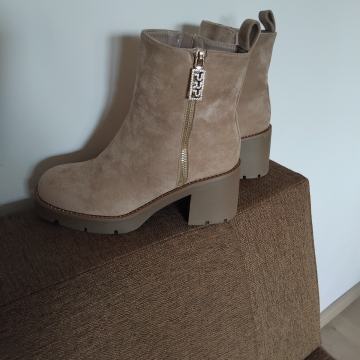 Nove ženske gleznjerice br 37