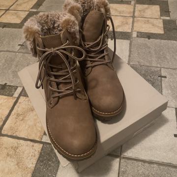 Ženske gležnjeve br. 38 nove