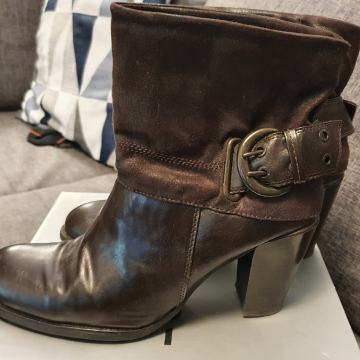 ženske kožne čizme br.39