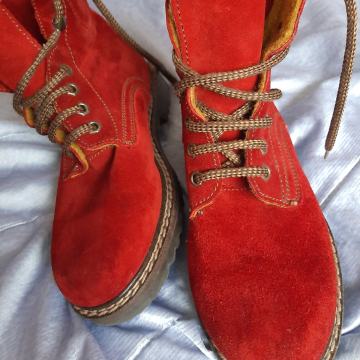 Ženske  kožne čizme na vezanje